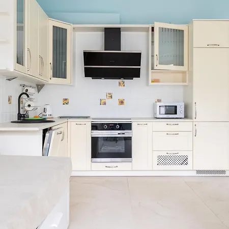 Victus Cozy Apartment With Parking By Noclegi Renters-2