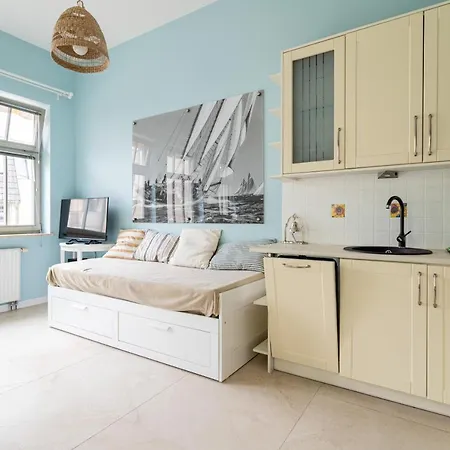 Victus Cozy Apartment With Parking By Noclegi Renters-3
